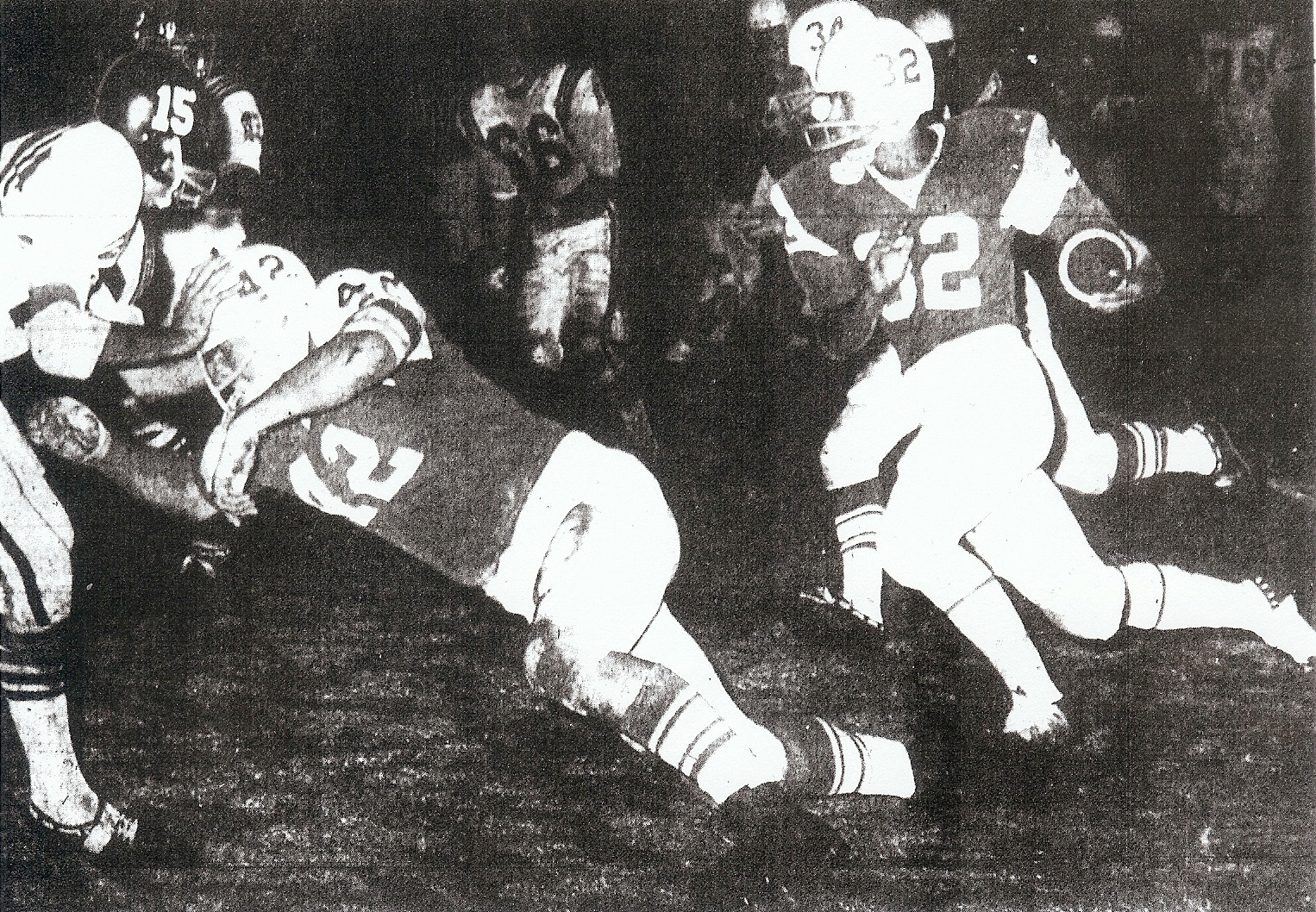 Chula Vista earned playoff berth behind blocking of Blair Weurding and running of Frank En do (32). Weurding's brother was Evening Tribune writer Bill Weurding.